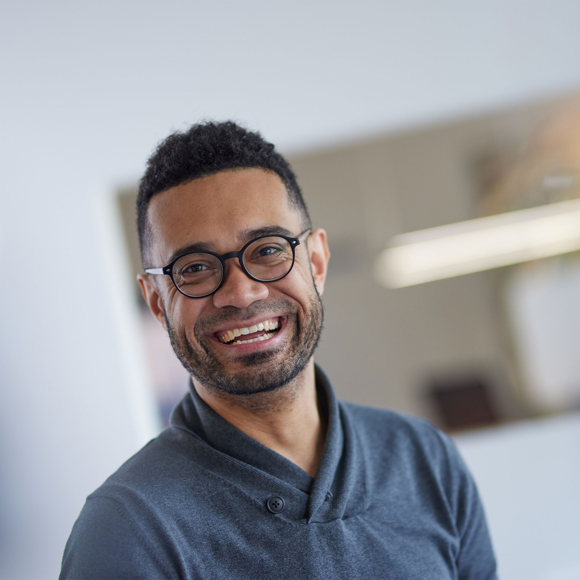 Jonathan-Mabuma Mitarbeiterin Arbeitsplatz Loren